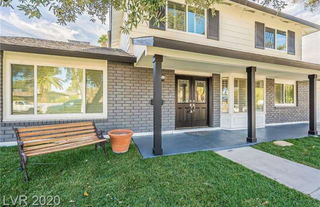 Amazing pool home is great location!!