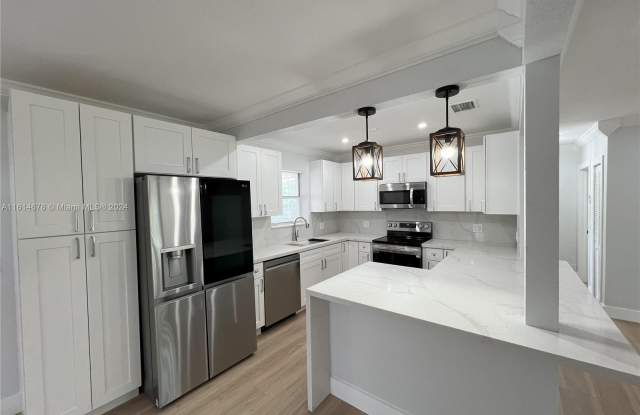 2421 N 58th Ave