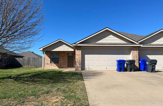 Photo of 3 bedroom/2 bath duplex in Midway ISD
