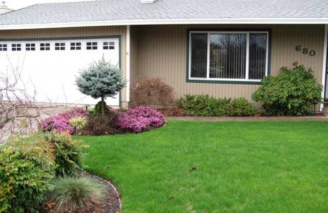 3 bedroom, 2 bathroom house located in Central Point - .18 acre lot
