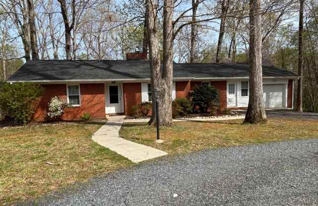 3 BED, 2 BATH BRICK HOME IN ASHEBORO!