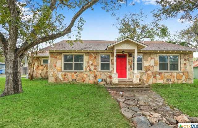 1013 N Milam Street - 1013 North Milam Street, Seguin, TX 78155