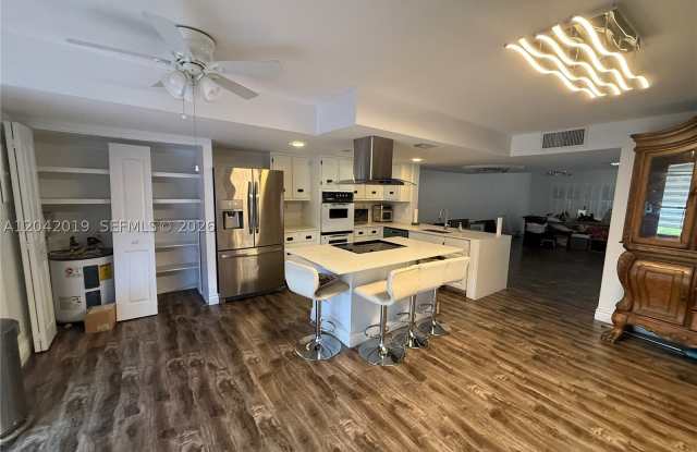 2606 NE 10 ST