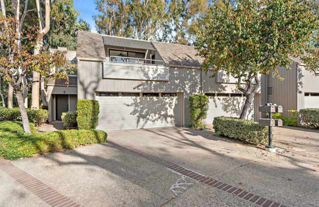 Charming Townhome in Turtle Rock – Fully Renovated and Ready for You!
