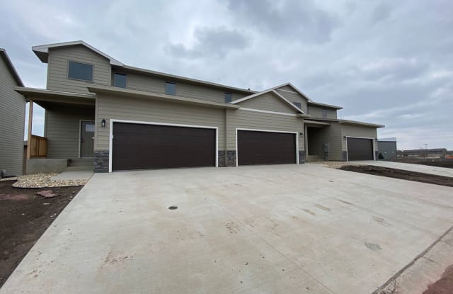 3703 E Siasconset Pl - 3703 E Siasconset Pl, Sioux Falls, SD 57108