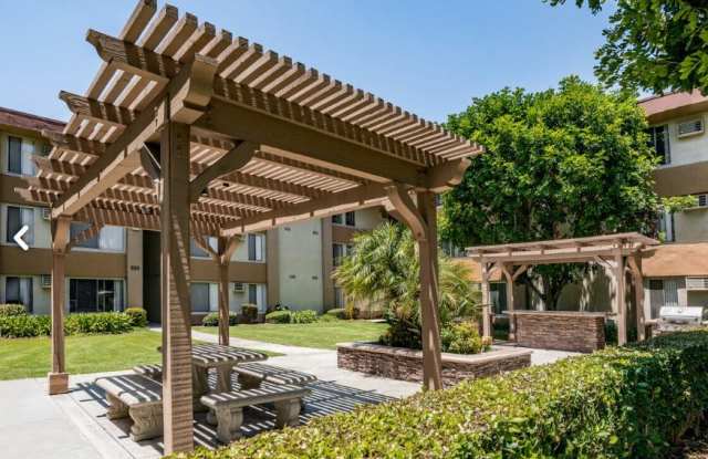 The Pointe at College Place Apartments