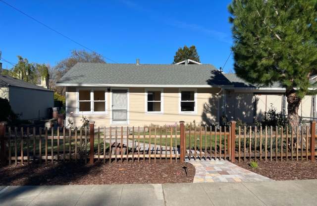 Spacious 2 bed 1 bath home in Mountain View. Close to downtown. Must See! - 1914 San Luis Avenue, Mountain View, CA 94043