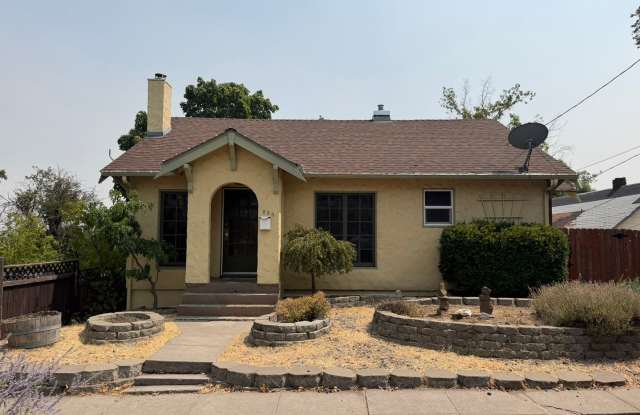 2 Bedroom 1 Bathroom Home - Located Near Downtown!