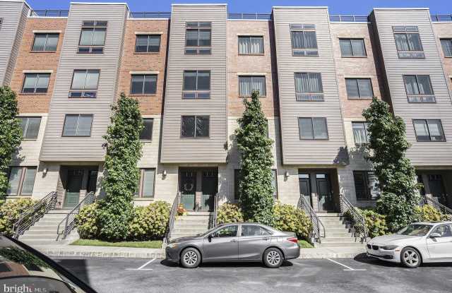 906 LAKEVIEW Court unit: 31 Upper