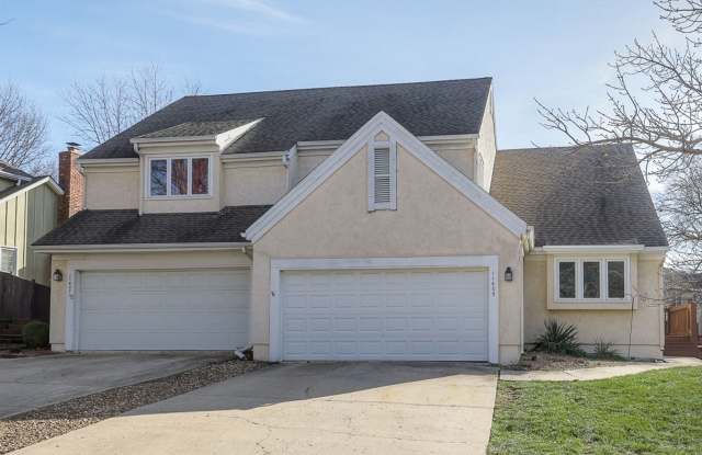 {11409} Updated Duplex in Fantastic Location + Two Car Garage + Main Level Master + Covered Deck