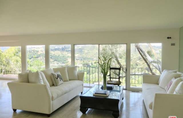 Photo of 811 LINDA FLORA Dr