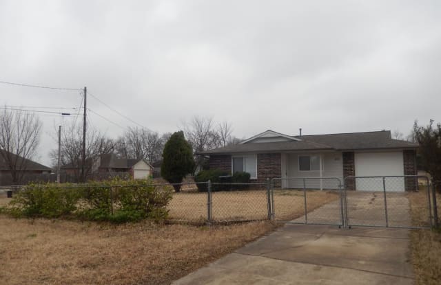 210 W Lee Ave - 210 West Lee Avenue, Sapulpa, OK 74066