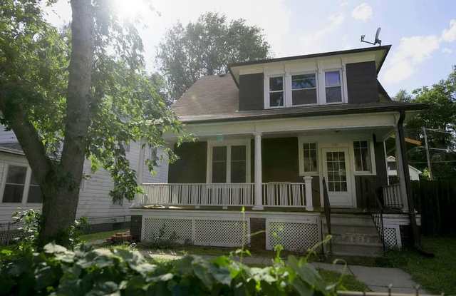 Photo of 910 S 25th St, Omaha, NE 68105