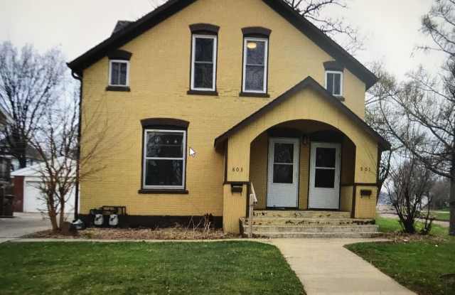 Downtown duplex unit with gorgeous hardwood floors! Near downtown!
