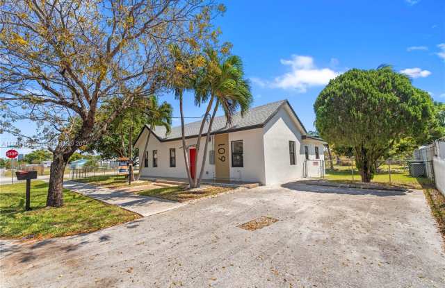 Photo of 601 SW 1st St