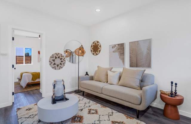 Beautiful Renovated 2 Bed/1 Bath Unit