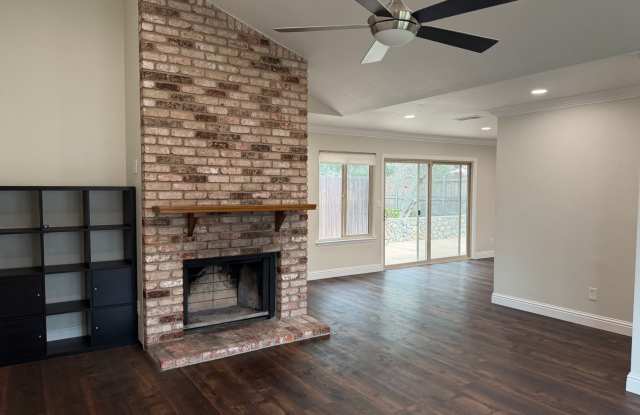 Newly Renovted 3 Bedroom 2 Bathroom 1415Sqft. Town Home in Rancho Cordova.