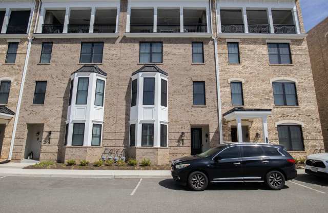 Walkable Short Pump Living with a Huge Private Deck