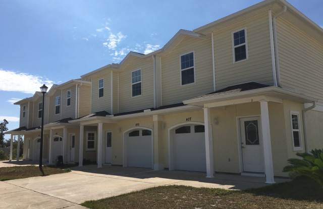 Great Townhome w/Easy Access to Shopping, Dining & Tyndall AFB!