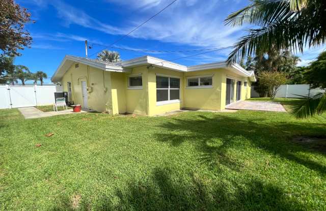 MAXIMO MOORINGS 3/2/2 HOME NEAR ST. PETE BEACH