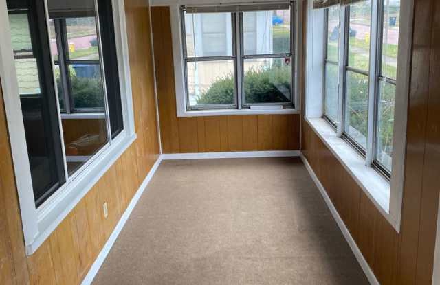 Spacious 5 - Bedroom Home for Lease in Akron