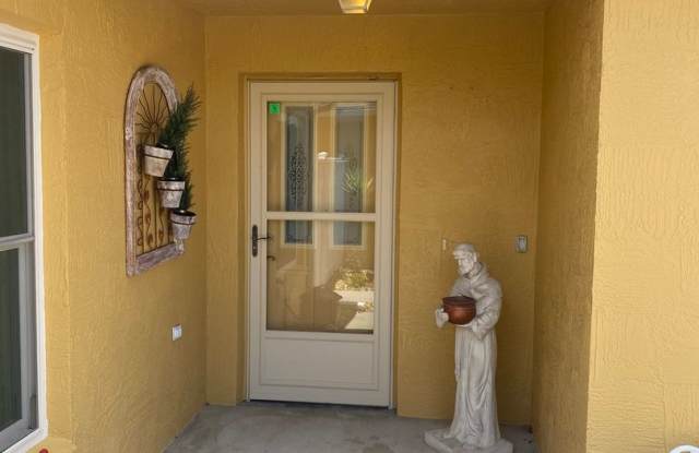 Beautiful Over Sized TURNKEY SEASONAL 2 bed 2 bath Rental on Golf Course in Polo Ridge