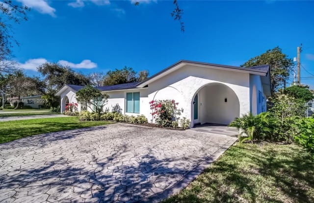 11690 SW 81st Rd - 11690 Southwest 81st Road, Pinecrest, FL 33156