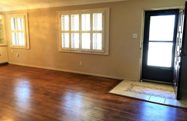 2 Bed 1.5 Bath | Single Story | Nob Hill Location | Pet Allowed with Restrictions | Large Backyard