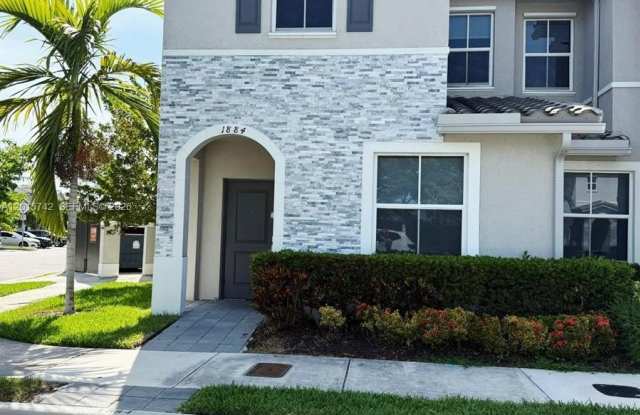 1884 SE 27th Rd