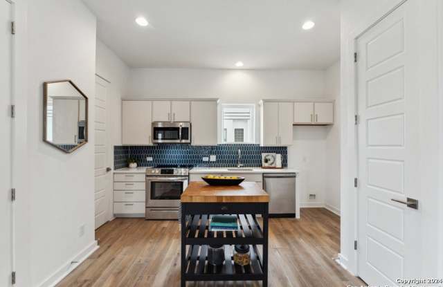 1735 W GRAMERCY PL #201