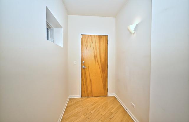 2317 W WOLFRAM Street