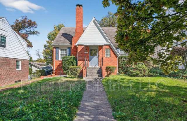 3225 Chestnut Street NE