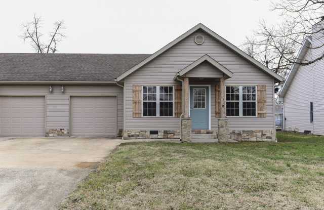 526 North Wall Street - 526 North Wall Street, Mountain Grove, MO 65711