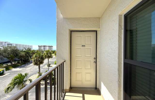 SEASONAL BEACH ACCESS 2/2 CONDO ON FT. MYERS BEACH!!!