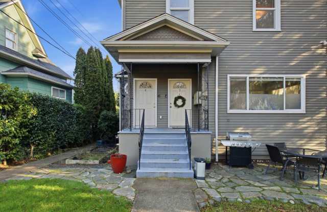 Charming Cottage Style Condo in Fremont!