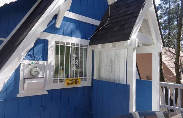 UPPER UNIT IN CRESTLINE