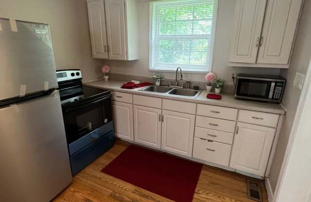 3 Bed House! DEPOSIT-FREE Renting option thru OBLIGO! Deposit Alternative available.