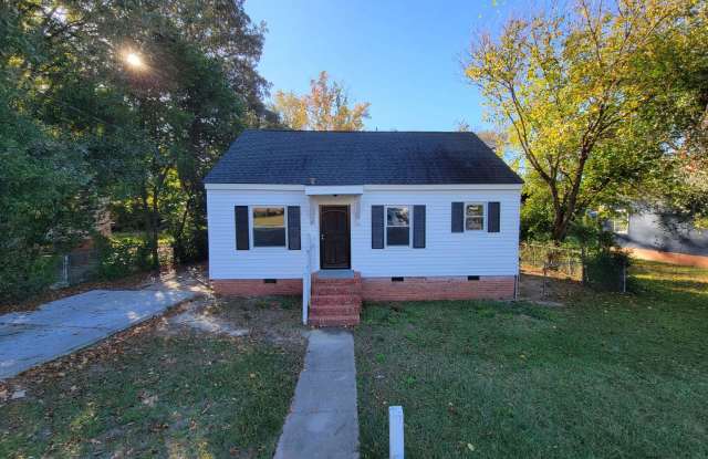 Cute 3 bedroom 1 bath home close to downtown! - 167 Kensington Circle, Fayetteville, NC 28301