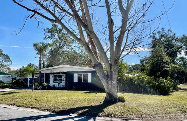 Charming Downtown Sarasota Gem: Stunning 2-Bed, 2-Bath Home for Annual Lease