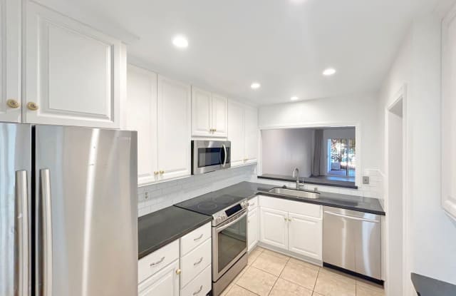 Amazing 2BR/2BA in the heart of UTC! Parking, Updated Kitchen, Patio!