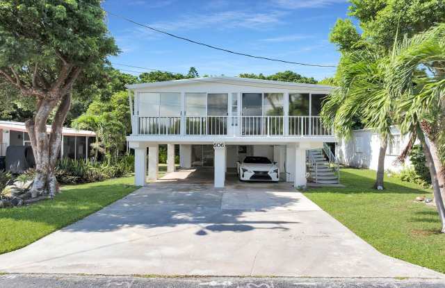 Photo of 606 N Silver Circle