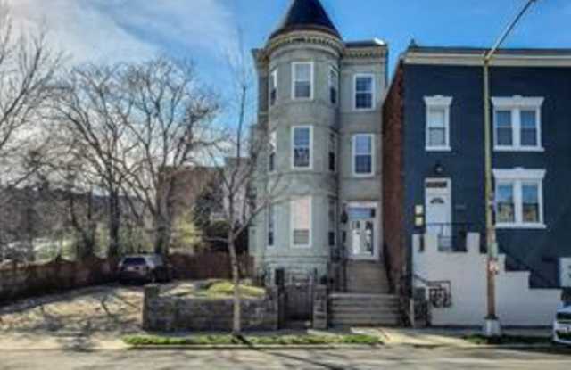 Photo of 2002 4th St NE Unit 3