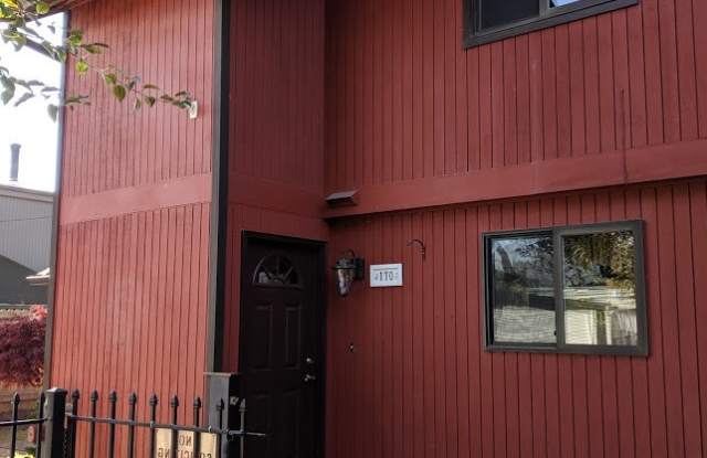 Cute 3 Bedroom, 1 Bath Duplex In Eugene!