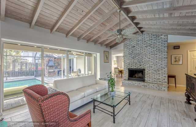 2220 NE 32nd Street
