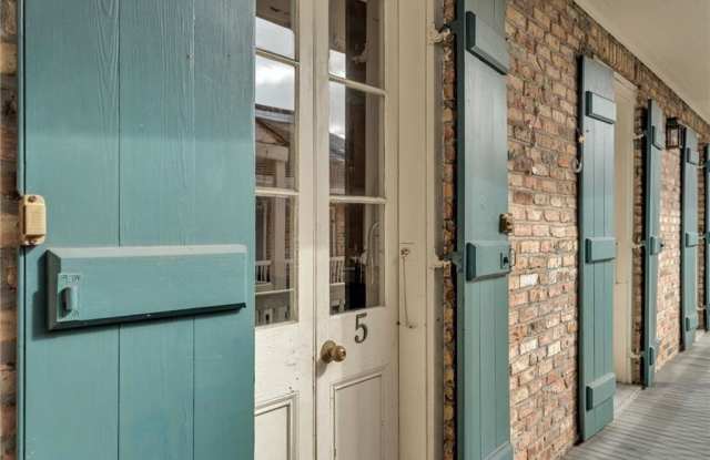 527 BURGUNDY Street 5