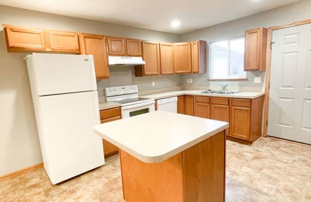 3 Bedroom  3 Bathroom Townhouse for Rent!