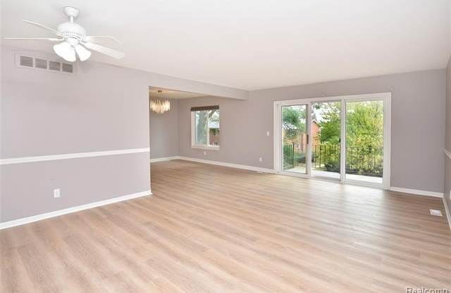 2463 Mulberry Square