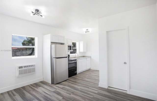 2424 NW 7th Ct
