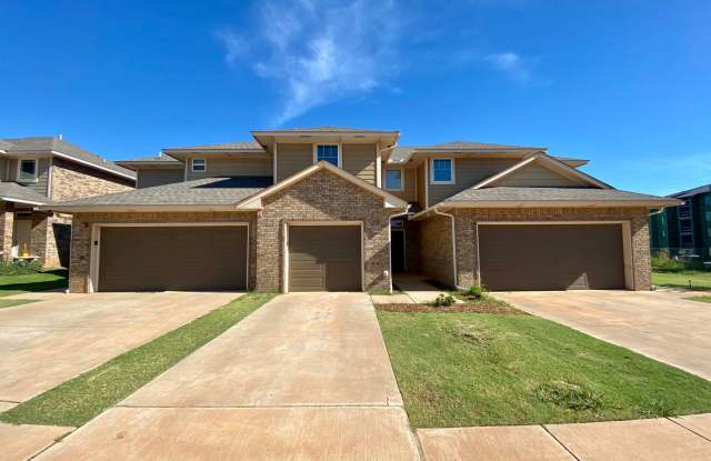 3 Bed 2.5 Bath 1 Car Garage Duplex In Moore * Reduced Rate!!!