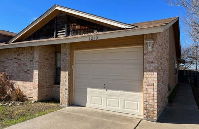 Available 04/17/24 Affordable townhome in convenient location! - 1210 Westway Circle, Killeen, TX 76549